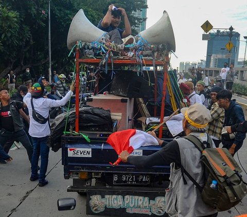 Aksi unjuk rasa di depan Gedung DPR, Senayan, Jakarta, berujung panas pada Jumat (1/3/2024). Momen tersebut terjadi ketika pengunjuk rasa yang memprotes kecurangan Pemilu 2024 dan mendukung hak angket DPR bertemu dengan kubu berlawanan, yakni massa penentang hak angket DPR. Merdeka.com/Arie Basuki