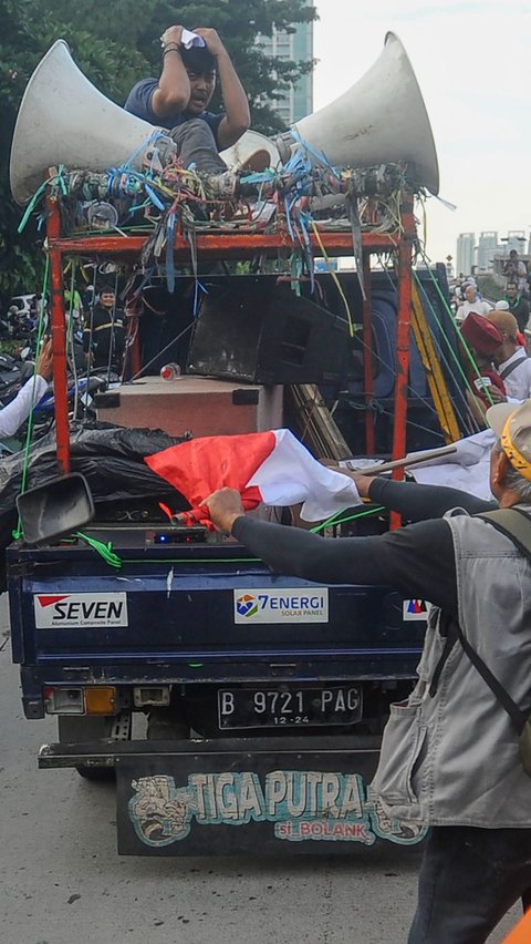 Kericuhan pun tak terhindarkan. Pengunjuk rasa mendukung hak angket DPR mengusir mobil komando massa penentang hak angket DPR. Merdeka.com/Arie Basuki