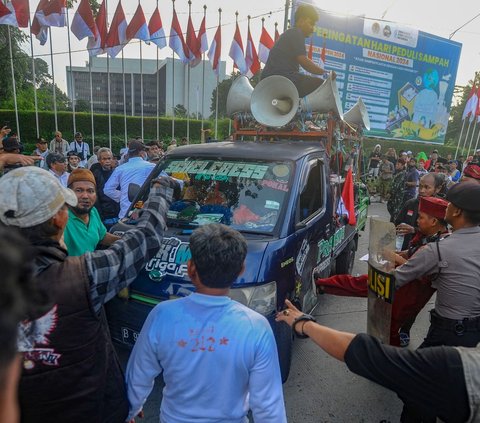 FOTO: Panas! Pengunjuk Rasa Dukung dan Tolak Hak Angket Terlibat Ricuh di Depan Gedung DPR