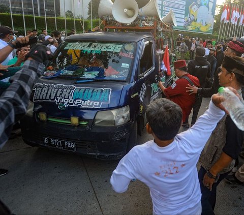 FOTO: Panas! Pengunjuk Rasa Dukung dan Tolak Hak Angket Terlibat Ricuh di Depan Gedung DPR