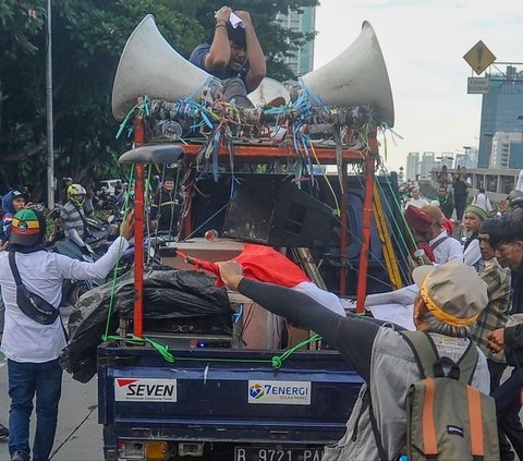 FOTO: Panas! Pengunjuk Rasa Dukung dan Tolak Hak Angket Terlibat Ricuh di Depan Gedung DPR