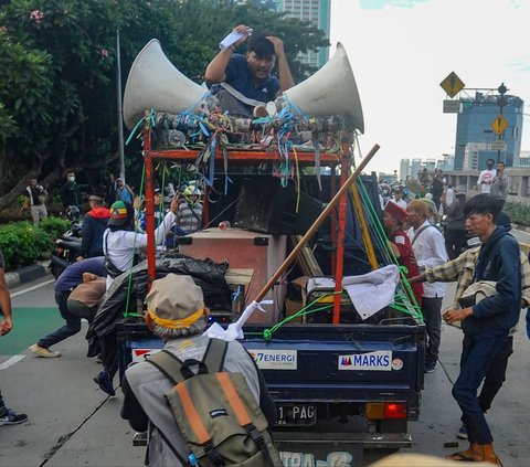 FOTO: Panas! Pengunjuk Rasa Dukung dan Tolak Hak Angket Terlibat Ricuh di Depan Gedung DPR