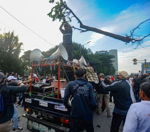 FOTO: Panas! Pengunjuk Rasa Dukung dan Tolak Hak Angket Terlibat Ricuh di Depan Gedung DPR