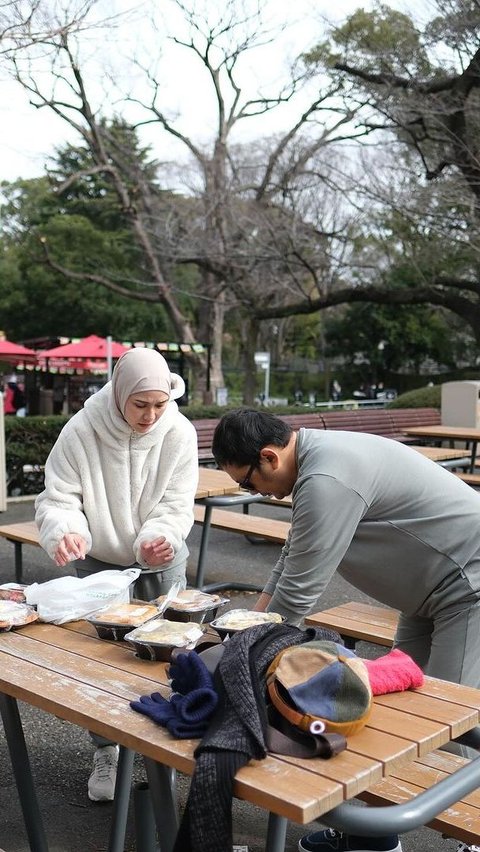 This is the appearance of Zaskia Mecca while taking care of her children during her time in Japan.