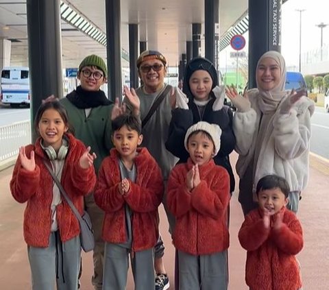 8 Pictures of Zaskia Mecca's Struggles Taking Care of Her Six Children during Vacation in Japan