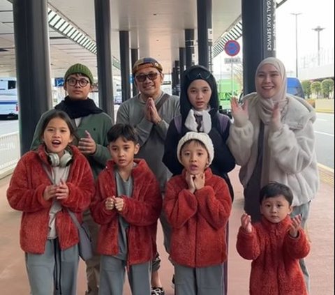 8 Pictures of Zaskia Mecca's Struggles Taking Care of Her Six Children during Vacation in Japan