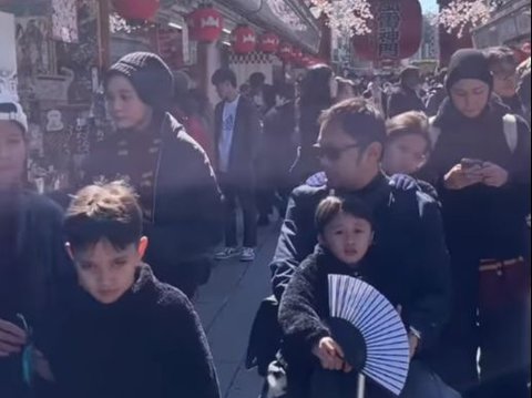 8 Pictures of Zaskia Mecca's Struggles Taking Care of Her Six Children during Vacation in Japan