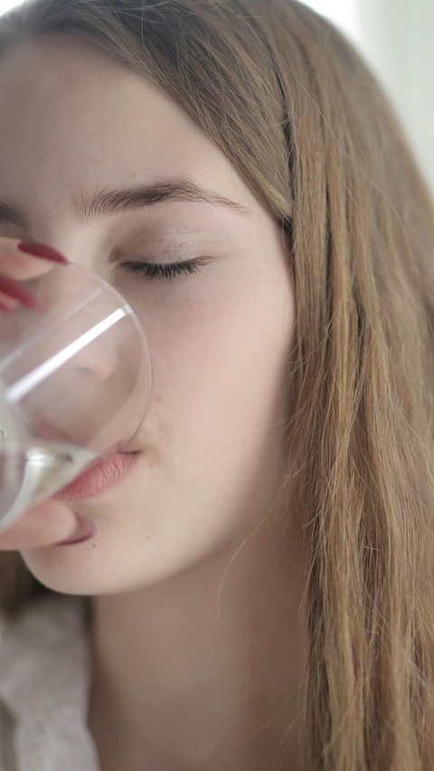 Apakah Banyak Minum Air dapat Mengatasi Masalah Kulit Kering<br>