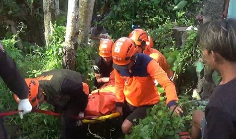 Dengan tandu dan tali, petugas BPBD akhirnya berhasil mengevakuasi korban beserta sepeda motor dan barang bawaannya.