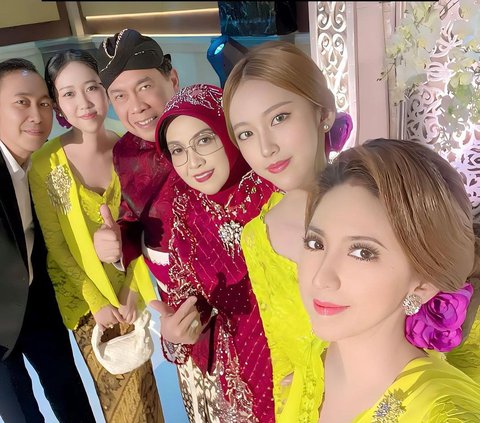 Potret Kombes Pol Slamet Riyadi Diapit 3 Wanita  Cantik Pakai Kebaya Kuning di Pernikahan Putra Rektor Ubhara Jaya Jadi Sorotan