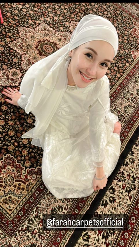 Potret Cantik Ayu Ting Ting Kenakan Gamis Putih, Penampilannya Jelang Ramadan Curi Perhatian<br>