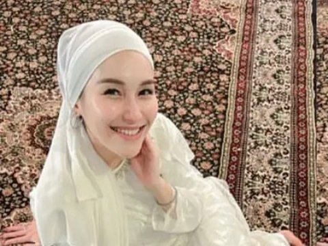 Potret Cantik Ayu Ting Ting Kenakan Gamis Putih, Penampilannya Jelang Ramadan Curi Perhatian