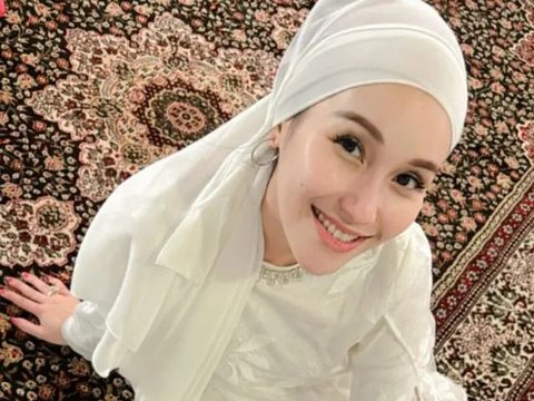 Potret Cantik Ayu Ting Ting Kenakan Gamis Putih, Penampilannya Jelang Ramadan Curi Perhatian