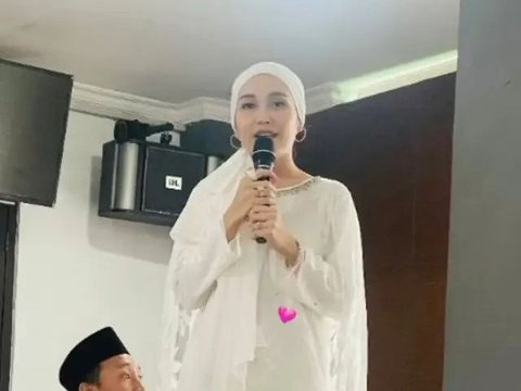 Potret Cantik Ayu Ting Ting Kenakan Gamis Putih, Penampilannya Jelang Ramadan Curi Perhatian