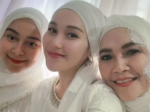 Potret Cantik Ayu Ting Ting Kenakan Gamis Putih, Penampilannya Jelang Ramadan Curi Perhatian