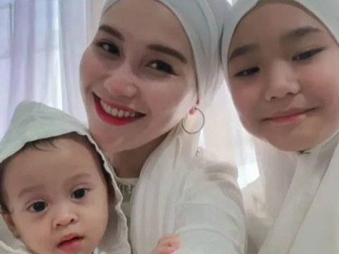 Potret Cantik Ayu Ting Ting Kenakan Gamis Putih, Penampilannya Jelang Ramadan Curi Perhatian