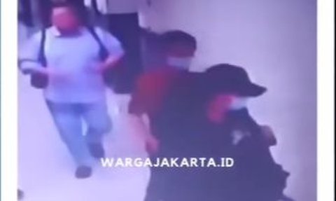 Terekam CCTV! Detik-Detik Sebelum 1 Keluarga Diduga Bunuh Diri Lompat dari Lantai 22 Apartemen di Jakut