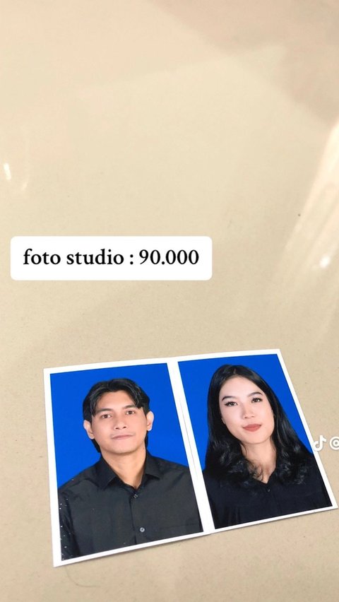 Pertama adalah foto studio dengan latar biru untuk pas foto mendaftarkan berkas pernikahan. Untuk foto studio, mereka menghabiskan sembilan puluh ribu rupiah.