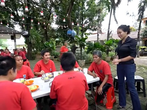 Nikita Mirzani Melongo Diajak Ngomong Bahasa Inggris oleh ODGJ yang Ngaku Lulusan S3