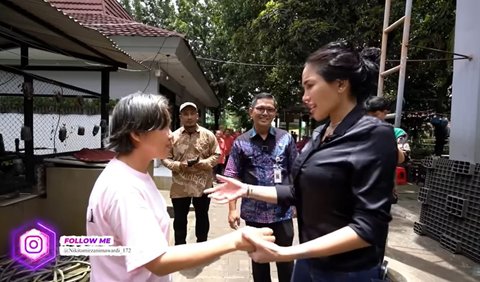 Nikita Mirzani tampak antusias berbincang dengan ibu tersebut. Ibu tersebut sudah berada di Panti Sosial selama satu tahun.<br>