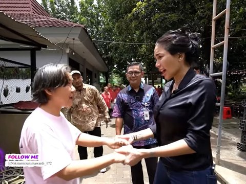 Nikita Mirzani Melongo Diajak Ngomong Bahasa Inggris oleh ODGJ yang Ngaku Lulusan S3