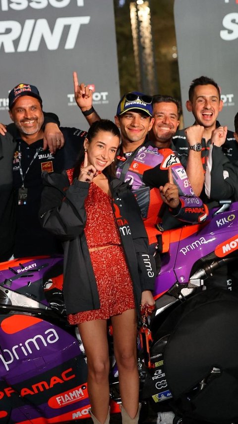 Jorge Martin didampingi kekasihnya, Maria Monfort Matutes dan juga para krunya saat merayakan kemenangan di Sprint Race MotoGP Qatar 2024. Foto: REUTERS / Ibraheem Al Omari<br>