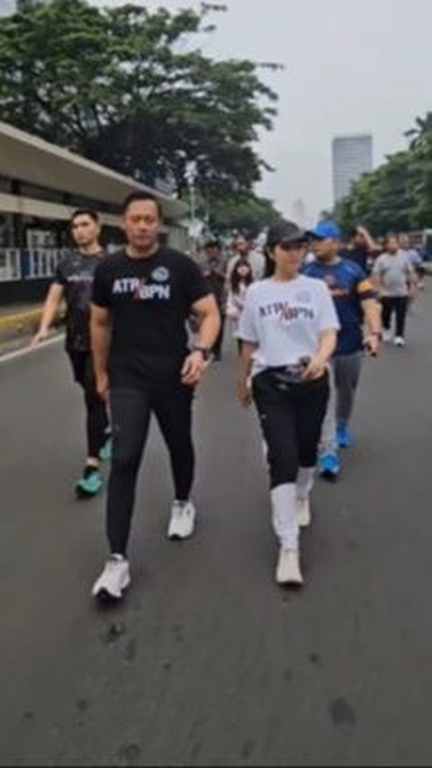 Kegiatan Mas Menteri ATR/BPN Bersama Istri di Hari Minggu, Tulisan di Kaos yang Dipakai Bikin Salfok<br>