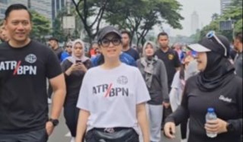 Dalam video, AHY dan Annisa terlihat tampil sporty menggunakan kaos dan celana olahraga.