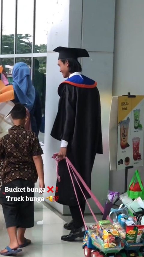 Viral Mahasiswa di Kalimantan Timur Wisuda Dapat ‘Truk Bunga’ saat Wisuda, Curi Perhatian