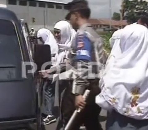 Pengayom Masyarakat Sejati, Video Lawas Anggota TNI-Polri Bantu Anak Sekolah di Tahun 1998 Disorot
