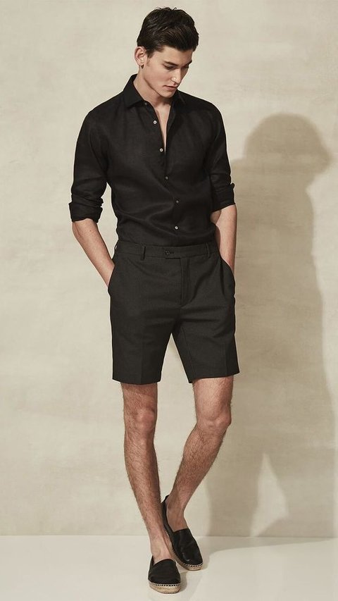 <b>Kombinasi Kemaja Hitam dengan Short Pants </b>