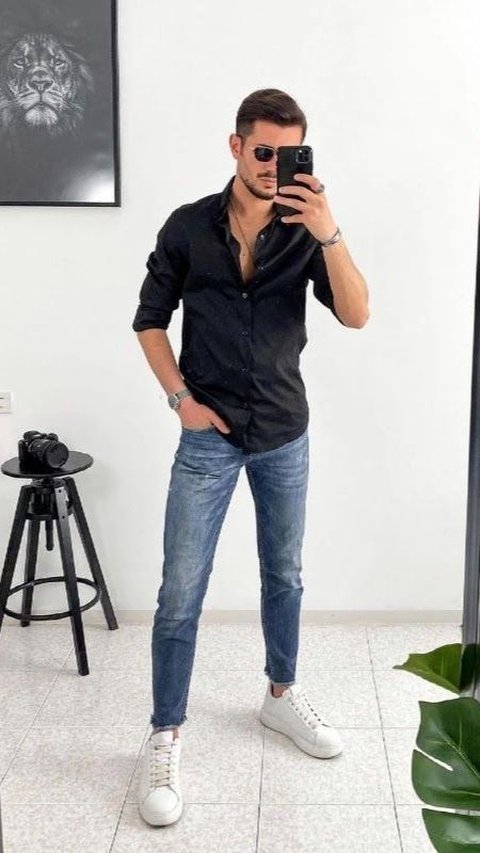 <b>Kombinasi antara Kemeja Hitam dengan Celana Jeans</b>