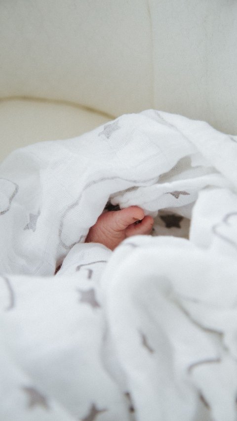 Bau pesing pada kasur dapat menjadi pengalaman yang tidak menyenangkan dan memengaruhi kenyamanan tidur serta kesehatan. Meski demikian, hal ini tentu tak bisa dihindari sepenuhnya saat Anda memiliki bayi atau balita yang masih suka mengompol sembarangan.