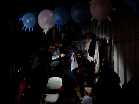 FOTO: Suka Cita Warga Palestina Bersiap Menyambut Bulan Suci Ramadan di Rafah, Gaza Selatan