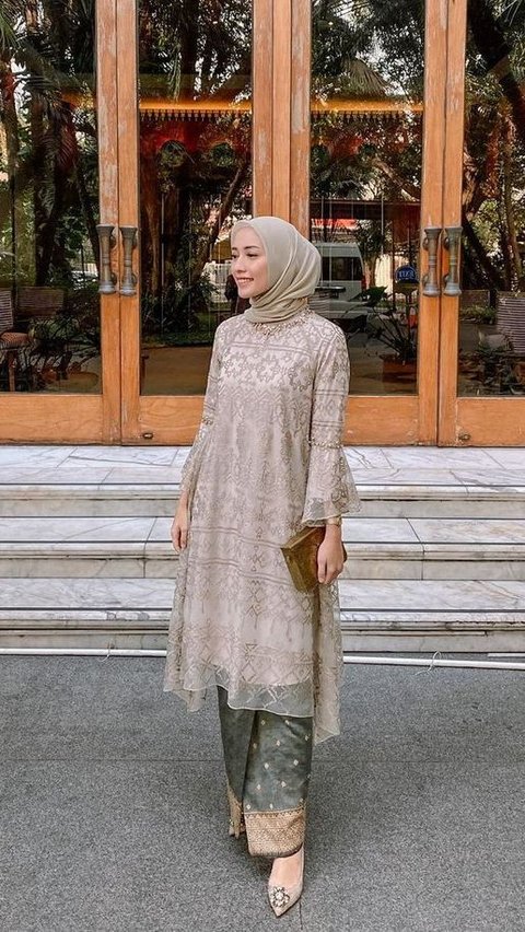 <b>Baju Kurung Dengan Sentuhan Brokat</b>