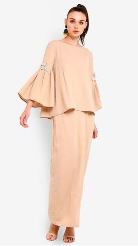 <b>Baju Kurung dengan Lengan Lebar</b>