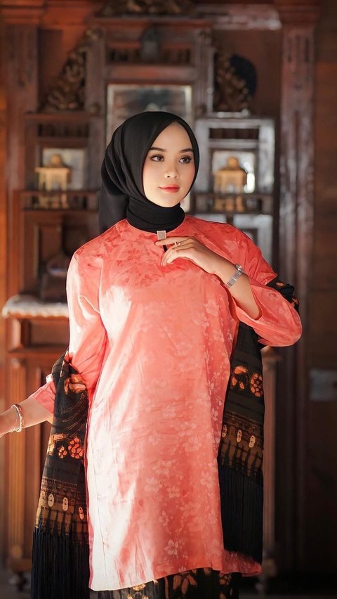 <b>17 Rekomendasi Baju Kurung Modern yang Memukau untuk Acara Pesta</b><br>