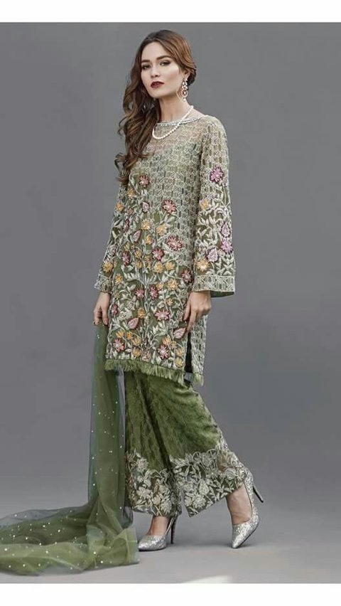 <b>Baju Kurung yang Dihiasi dengan Bordir</b>