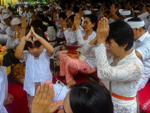 FOTO: Walau Hujan, Prosesi Tawur Agung Kesanga Jelang Hari Raya Nyepi Berlangsung Khidmat di Pura Cinere