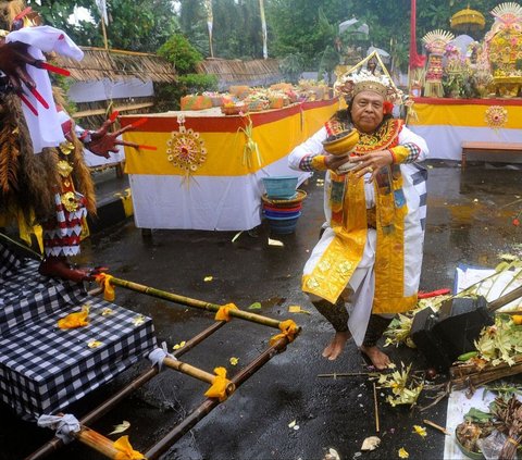 FOTO: Walau Hujan, Prosesi Tawur Agung Kesanga Jelang Hari Raya Nyepi Berlangsung Khidmat di Pura Cinere