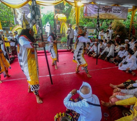 FOTO: Walau Hujan, Prosesi Tawur Agung Kesanga Jelang Hari Raya Nyepi Berlangsung Khidmat di Pura Cinere