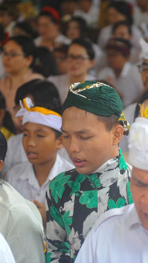 FOTO: Walau Hujan, Prosesi Tawur Agung Kesanga Jelang Hari Raya Nyepi Berlangsung Khidmat di Pura Cinere