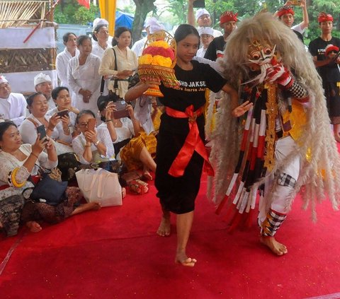 Mereka juga mengenakan pakaian adat Hindu yang khas, seperti sarung dan kain selendang. Foto: merdeka.com / Arie Basuki