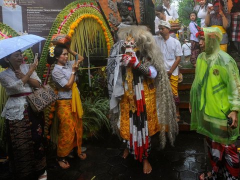 FOTO: Walau Hujan, Prosesi Tawur Agung Kesanga Jelang Hari Raya Nyepi Berlangsung Khidmat di Pura Cinere