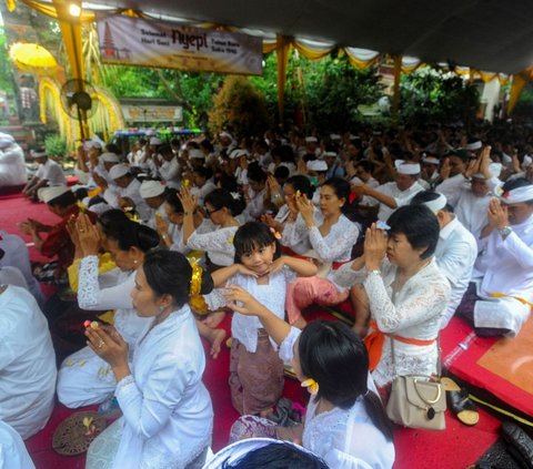 FOTO: Walau Hujan, Prosesi Tawur Agung Kesanga Jelang Hari Raya Nyepi Berlangsung Khidmat di Pura Cinere