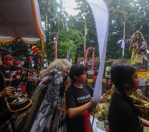 FOTO: Walau Hujan, Prosesi Tawur Agung Kesanga Jelang Hari Raya Nyepi Berlangsung Khidmat di Pura Cinere