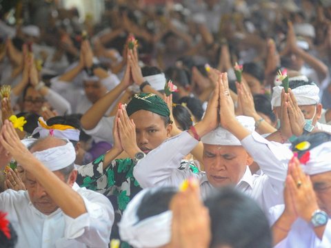 FOTO: Walau Hujan, Prosesi Tawur Agung Kesanga Jelang Hari Raya Nyepi Berlangsung Khidmat di Pura Cinere