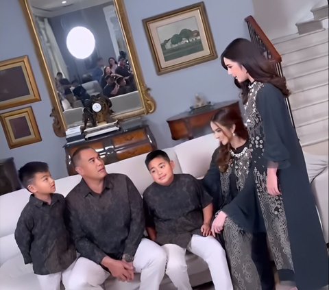 Joining the Special Muslim Clothing Photoshoot for Eid, Nia Ramadhani's Daughter's Face Becomes the Spotlight