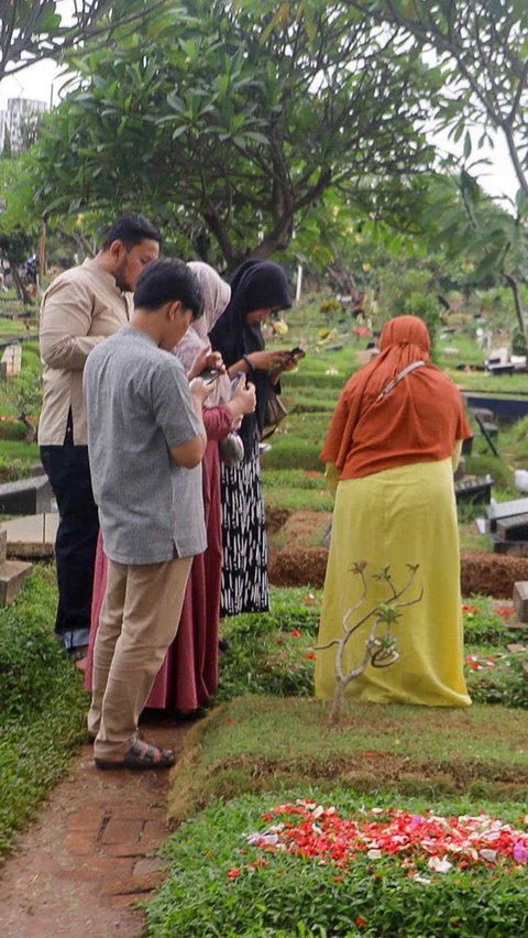 Mereka datang untuk mendoakan sanak saudaranya yang sudah wafat. Foto: Liputan6.com / Herman Zakharia