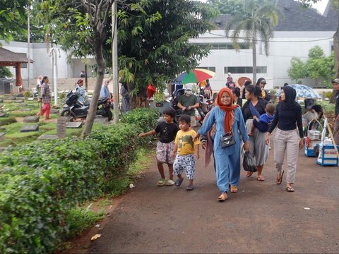 FOTO: Tradisi Ziarah Kubur Jelang Ramadan, TPU Karet Bivak Ramai Didatangi Warga